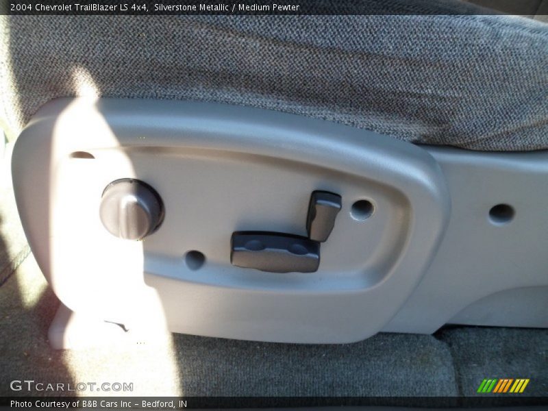 Silverstone Metallic / Medium Pewter 2004 Chevrolet TrailBlazer LS 4x4