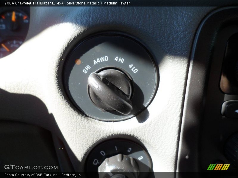Silverstone Metallic / Medium Pewter 2004 Chevrolet TrailBlazer LS 4x4