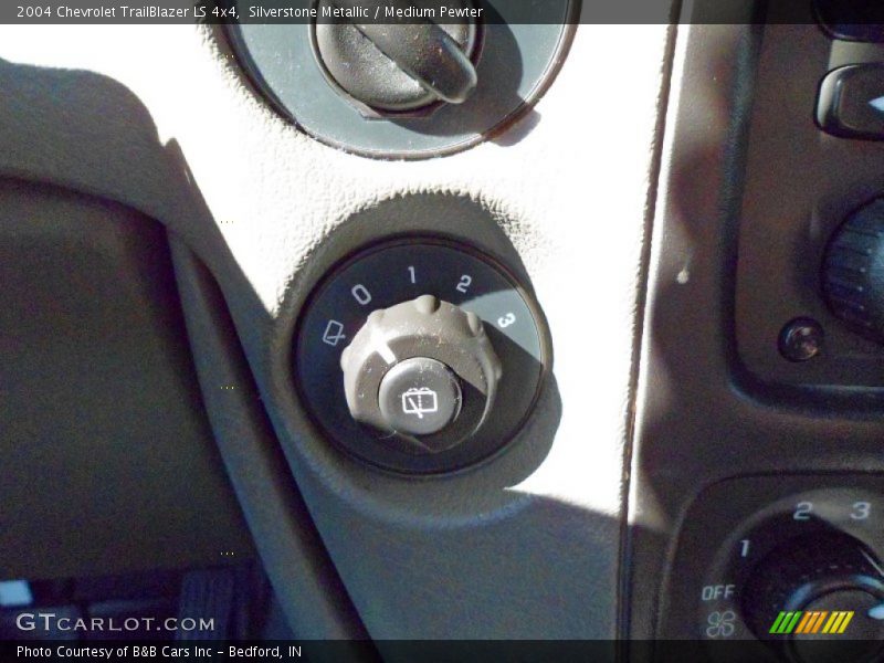 Silverstone Metallic / Medium Pewter 2004 Chevrolet TrailBlazer LS 4x4