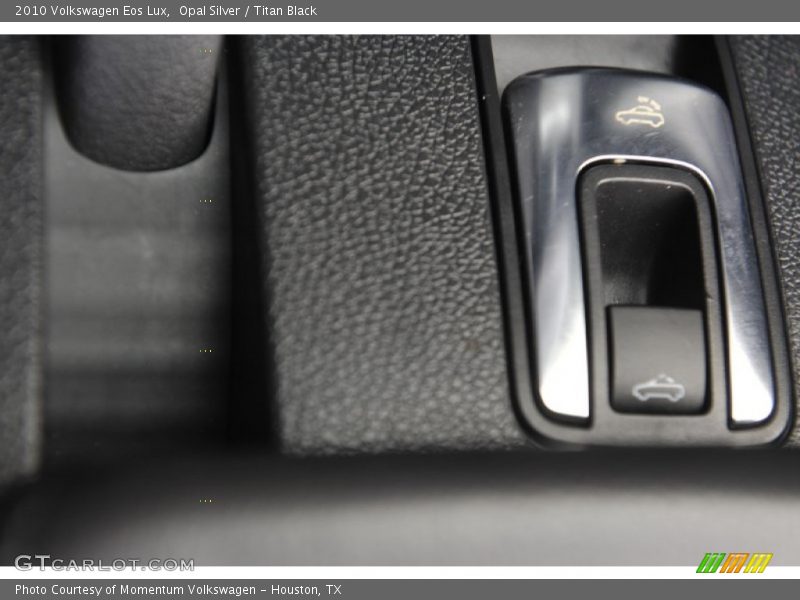 Opal Silver / Titan Black 2010 Volkswagen Eos Lux