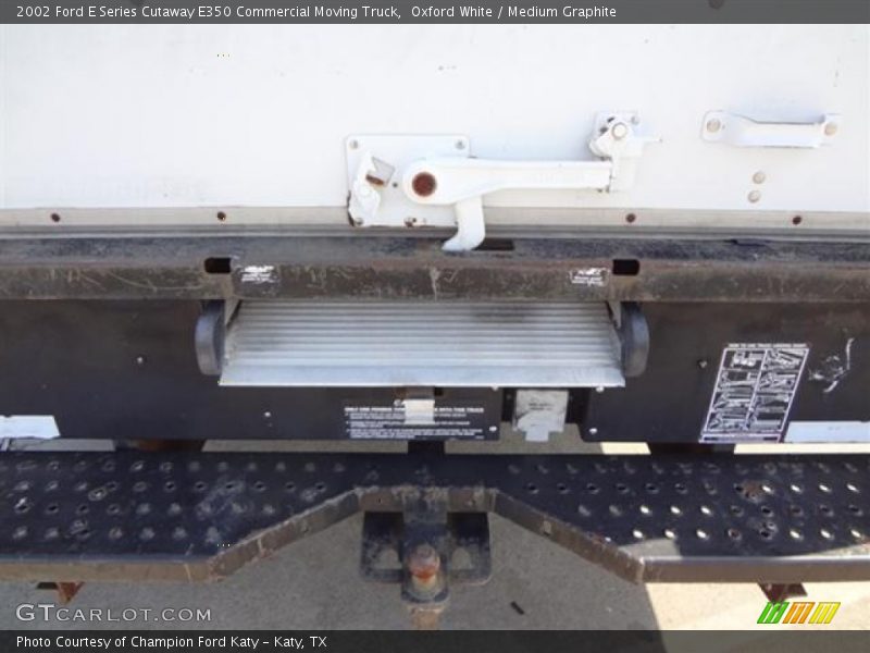 Oxford White / Medium Graphite 2002 Ford E Series Cutaway E350 Commercial Moving Truck