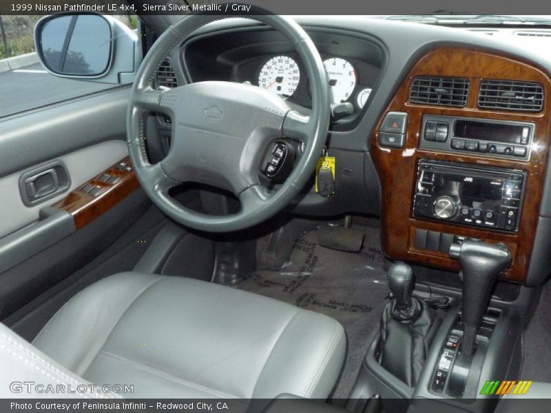 Sierra Silver Metallic / Gray 1999 Nissan Pathfinder LE 4x4