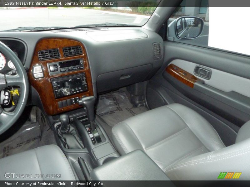 Sierra Silver Metallic / Gray 1999 Nissan Pathfinder LE 4x4