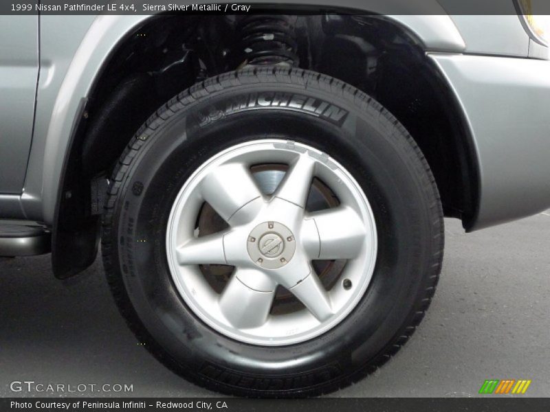 Sierra Silver Metallic / Gray 1999 Nissan Pathfinder LE 4x4
