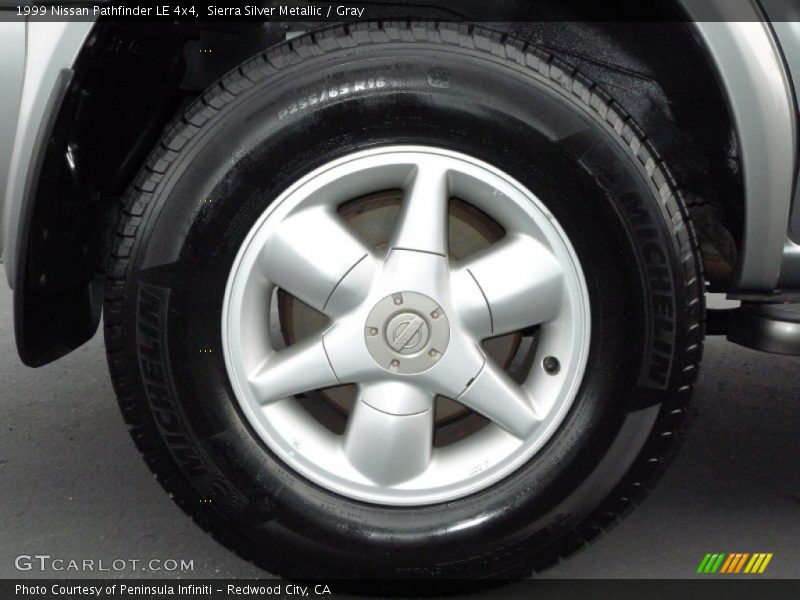 Sierra Silver Metallic / Gray 1999 Nissan Pathfinder LE 4x4