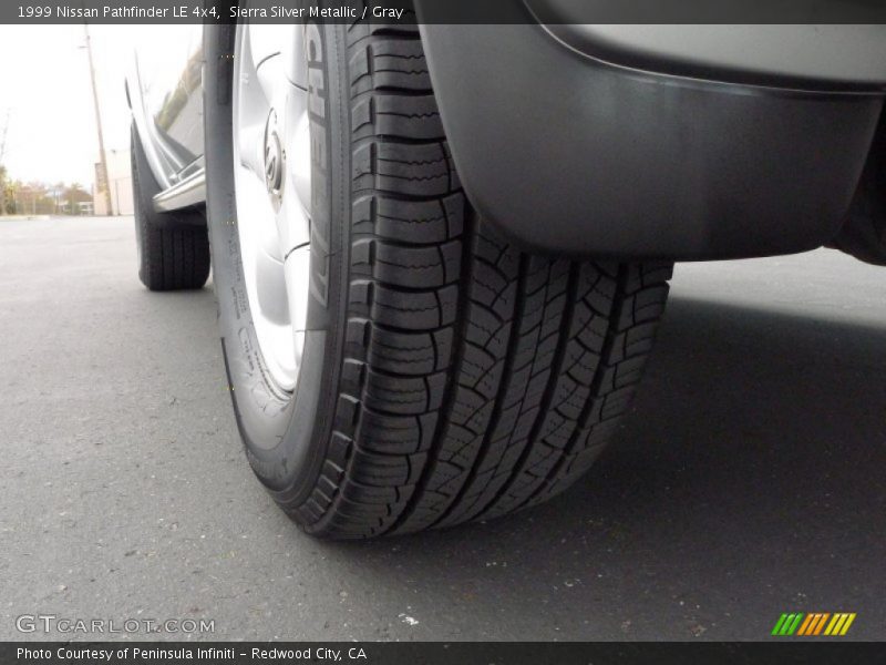 Sierra Silver Metallic / Gray 1999 Nissan Pathfinder LE 4x4