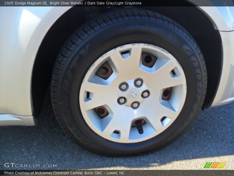 Bright Silver Metallic / Dark Slate Gray/Light Graystone 2005 Dodge Magnum SE