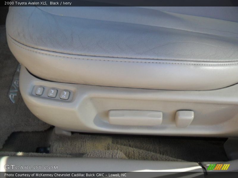 Black / Ivory 2000 Toyota Avalon XLS