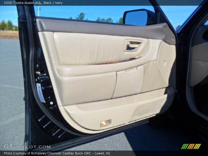 Black / Ivory 2000 Toyota Avalon XLS