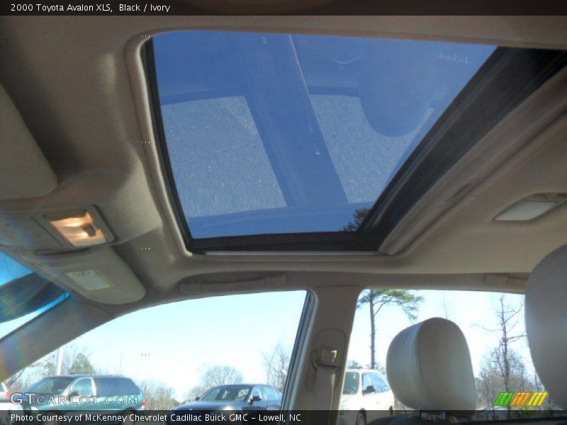 Black / Ivory 2000 Toyota Avalon XLS