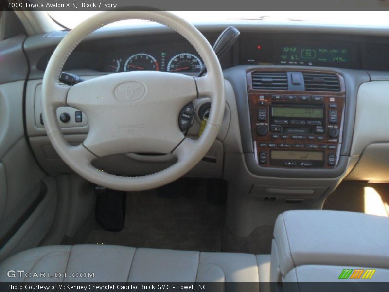 Black / Ivory 2000 Toyota Avalon XLS