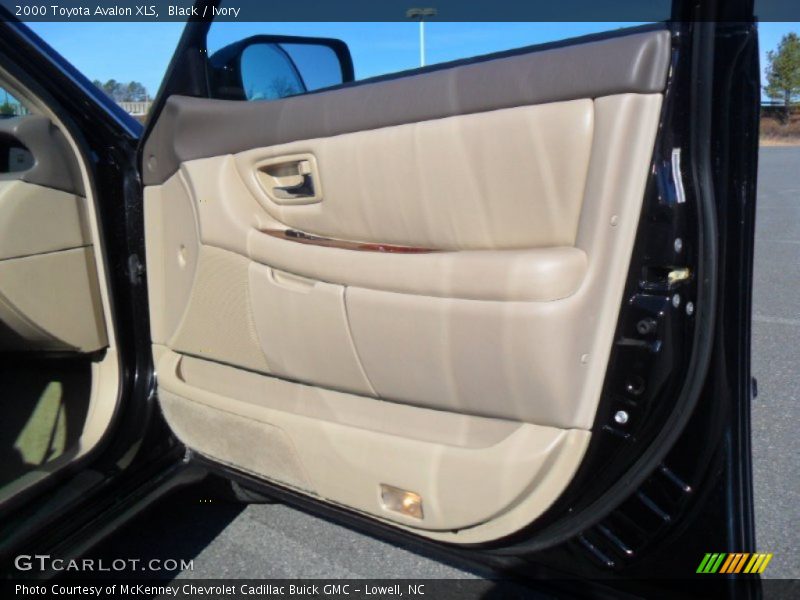 Black / Ivory 2000 Toyota Avalon XLS