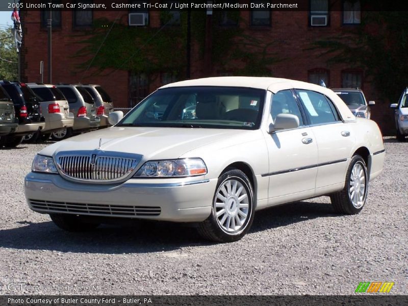 Cashmere Tri-Coat / Light Parchment/Medium Dark Parchment 2005 Lincoln Town Car Signature
