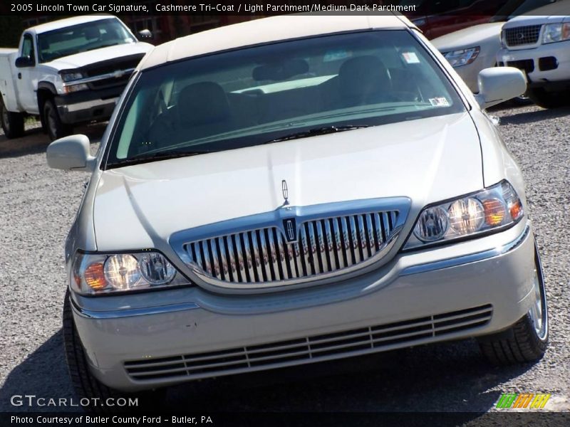 Cashmere Tri-Coat / Light Parchment/Medium Dark Parchment 2005 Lincoln Town Car Signature