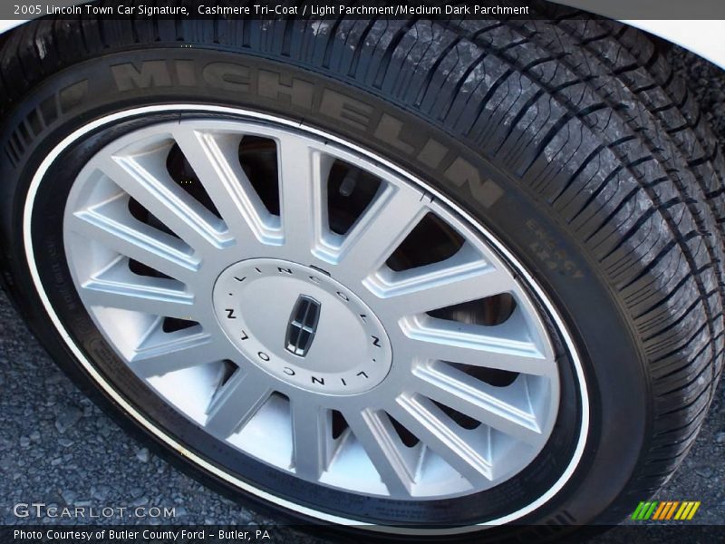 Cashmere Tri-Coat / Light Parchment/Medium Dark Parchment 2005 Lincoln Town Car Signature