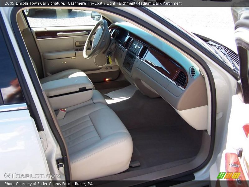 Cashmere Tri-Coat / Light Parchment/Medium Dark Parchment 2005 Lincoln Town Car Signature