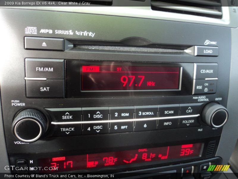 Clear White / Gray 2009 Kia Borrego EX V6 4x4