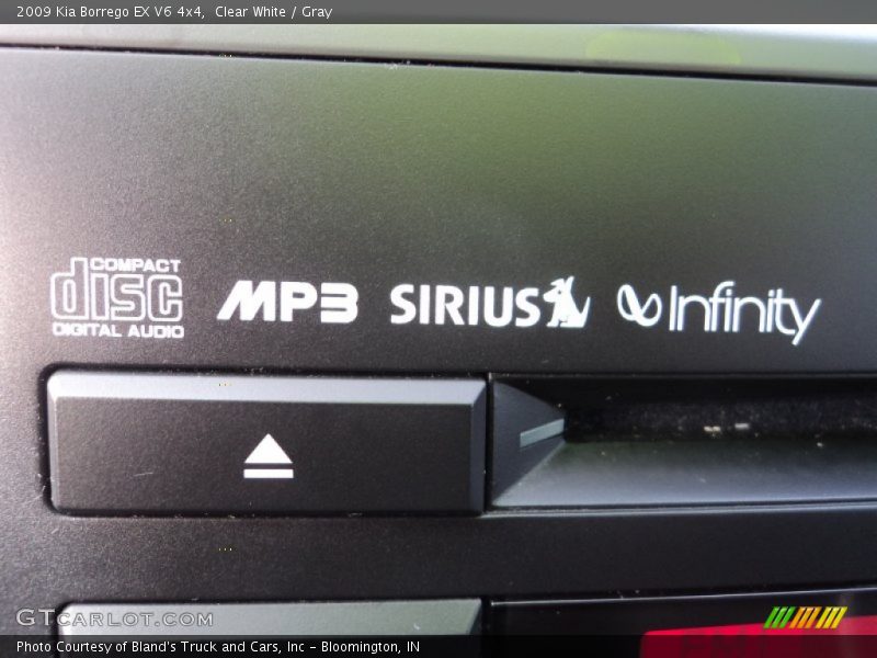 Clear White / Gray 2009 Kia Borrego EX V6 4x4
