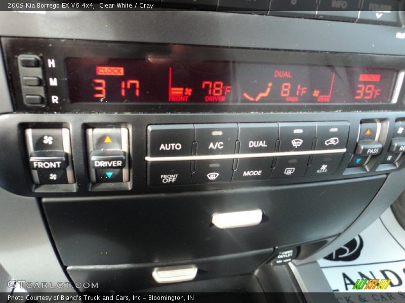 Clear White / Gray 2009 Kia Borrego EX V6 4x4