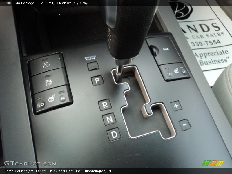 Clear White / Gray 2009 Kia Borrego EX V6 4x4