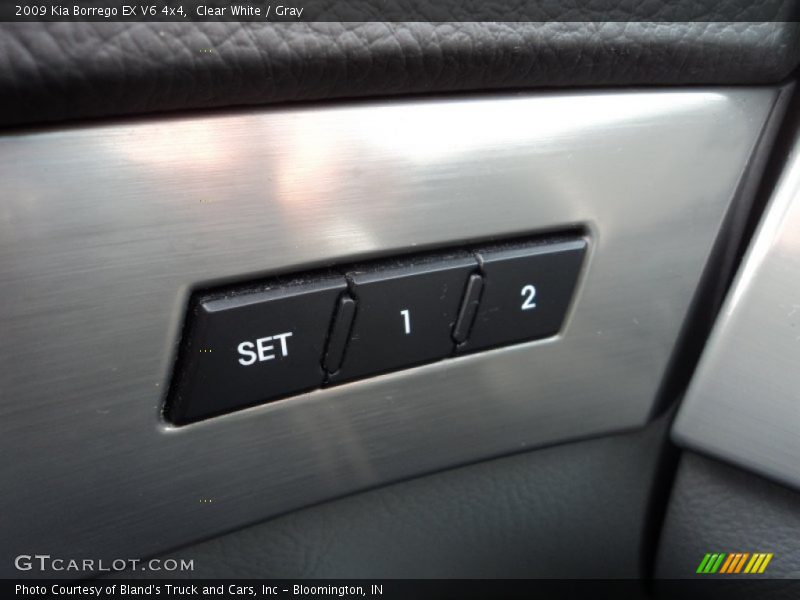 Clear White / Gray 2009 Kia Borrego EX V6 4x4