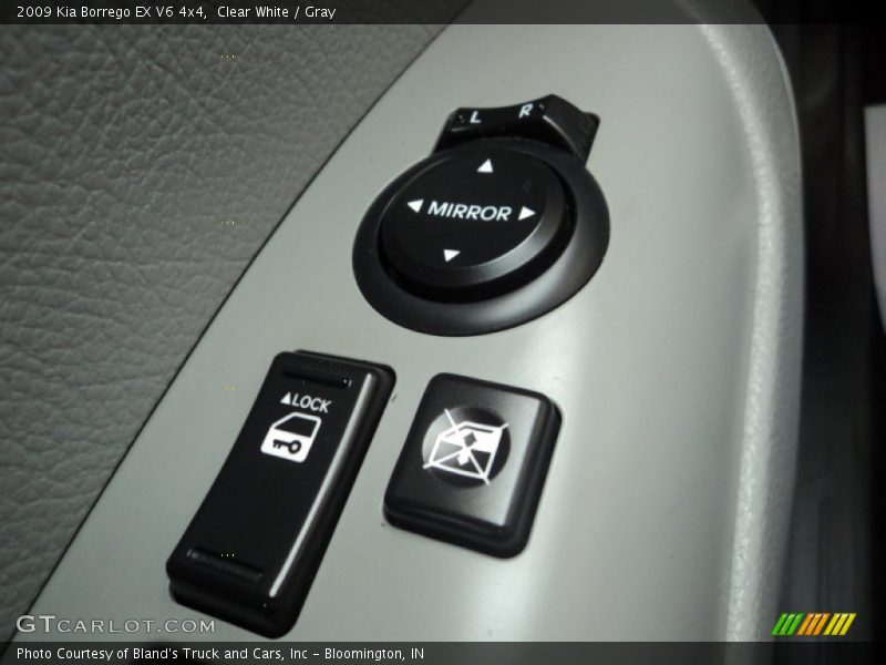 Clear White / Gray 2009 Kia Borrego EX V6 4x4