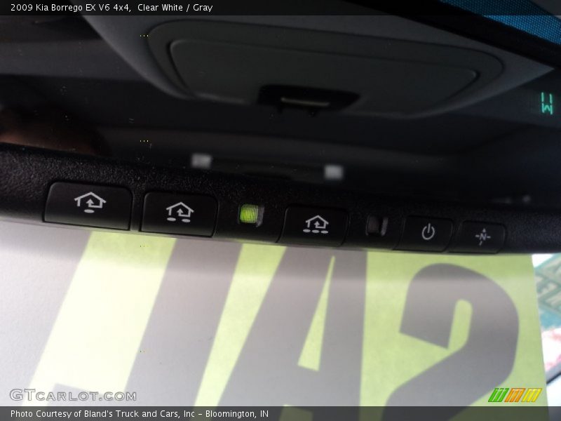 Clear White / Gray 2009 Kia Borrego EX V6 4x4