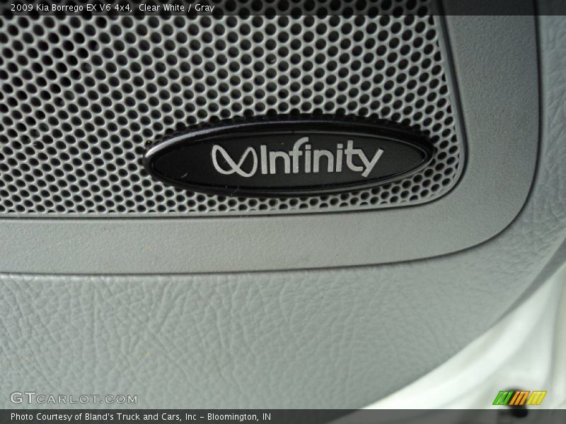 Clear White / Gray 2009 Kia Borrego EX V6 4x4