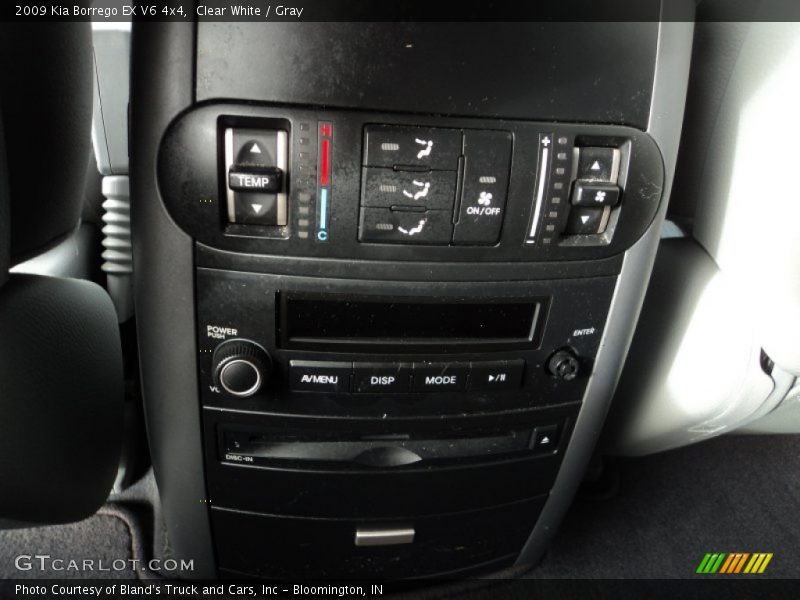 Clear White / Gray 2009 Kia Borrego EX V6 4x4
