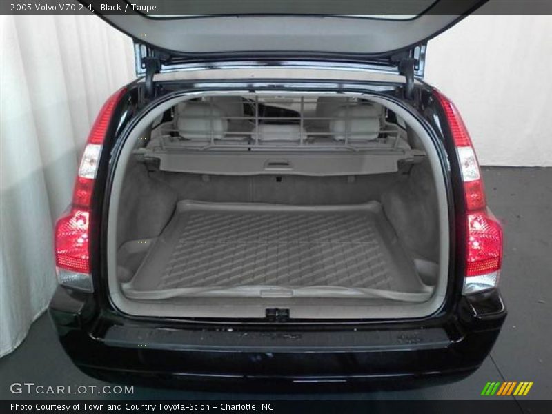 Black / Taupe 2005 Volvo V70 2.4