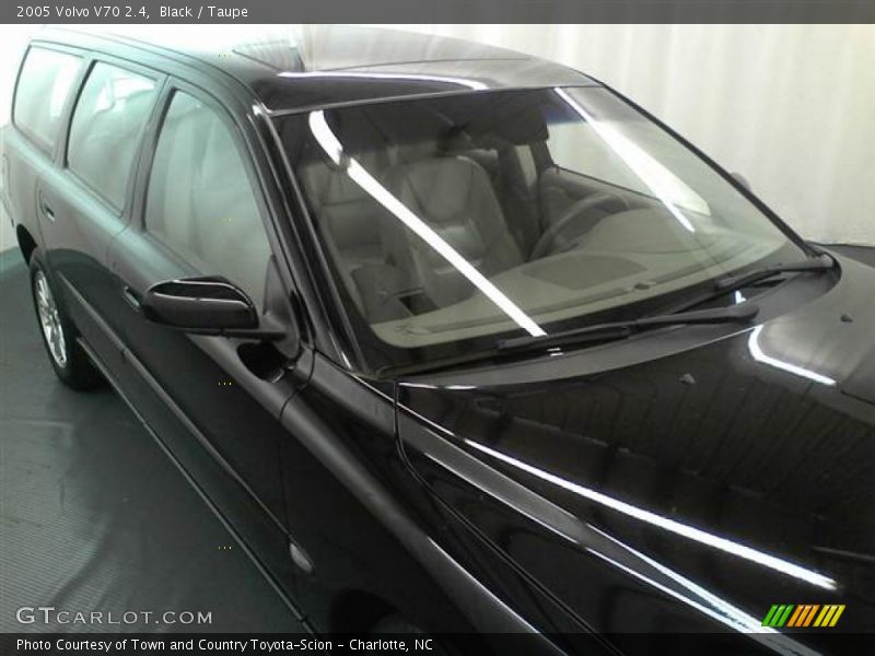 Black / Taupe 2005 Volvo V70 2.4