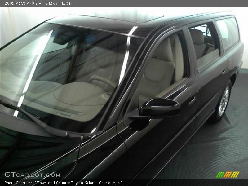 Black / Taupe 2005 Volvo V70 2.4