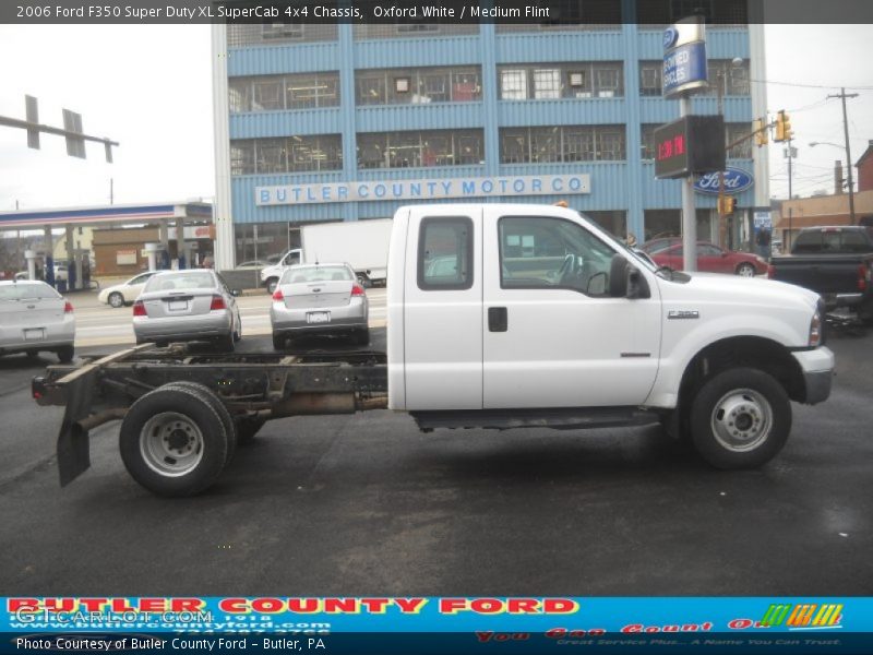 Oxford White / Medium Flint 2006 Ford F350 Super Duty XL SuperCab 4x4 Chassis