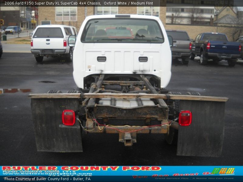 Oxford White / Medium Flint 2006 Ford F350 Super Duty XL SuperCab 4x4 Chassis