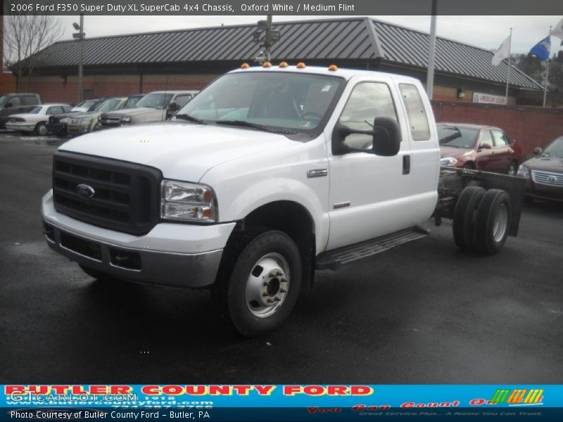 Oxford White / Medium Flint 2006 Ford F350 Super Duty XL SuperCab 4x4 Chassis