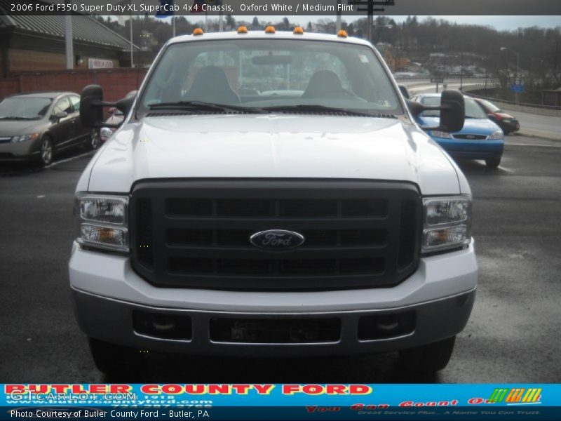 Oxford White / Medium Flint 2006 Ford F350 Super Duty XL SuperCab 4x4 Chassis