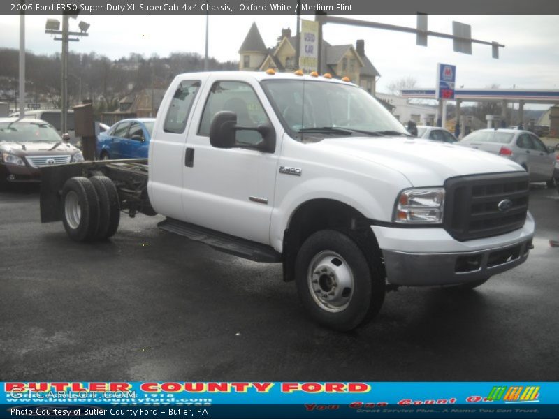 Oxford White / Medium Flint 2006 Ford F350 Super Duty XL SuperCab 4x4 Chassis
