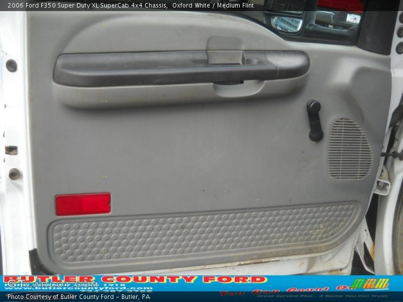 Oxford White / Medium Flint 2006 Ford F350 Super Duty XL SuperCab 4x4 Chassis