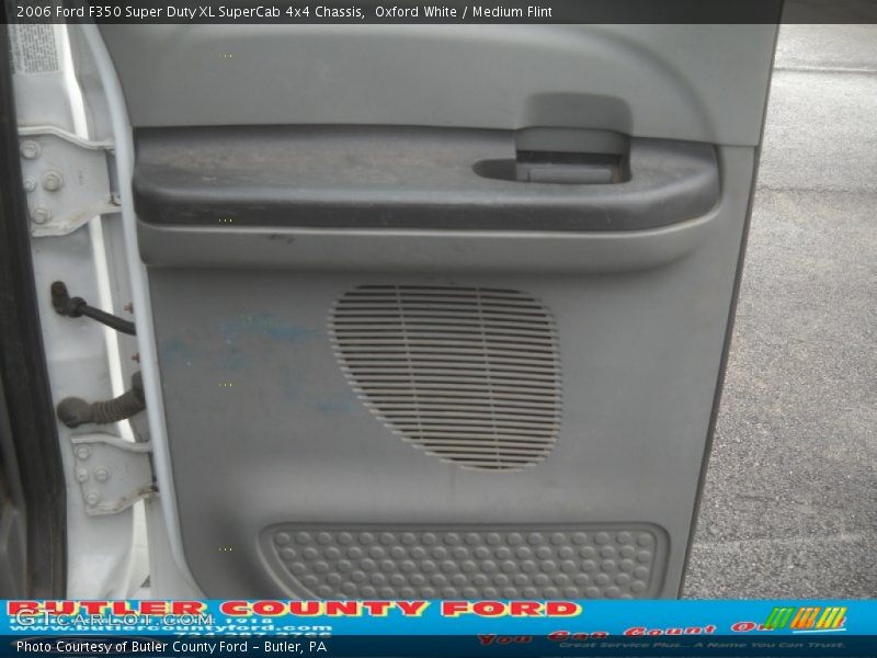 Oxford White / Medium Flint 2006 Ford F350 Super Duty XL SuperCab 4x4 Chassis
