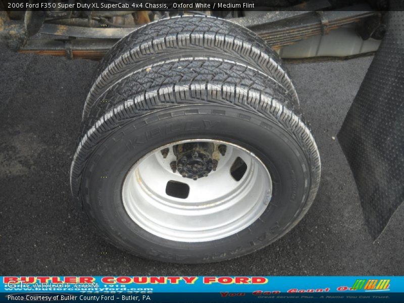 Oxford White / Medium Flint 2006 Ford F350 Super Duty XL SuperCab 4x4 Chassis