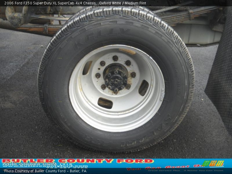 Oxford White / Medium Flint 2006 Ford F350 Super Duty XL SuperCab 4x4 Chassis