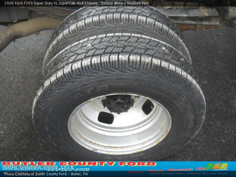 Oxford White / Medium Flint 2006 Ford F350 Super Duty XL SuperCab 4x4 Chassis