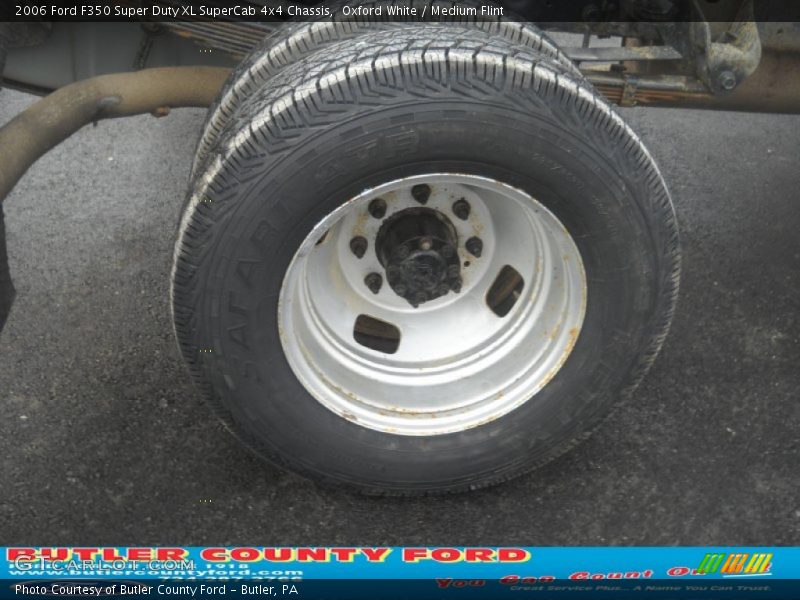 Oxford White / Medium Flint 2006 Ford F350 Super Duty XL SuperCab 4x4 Chassis