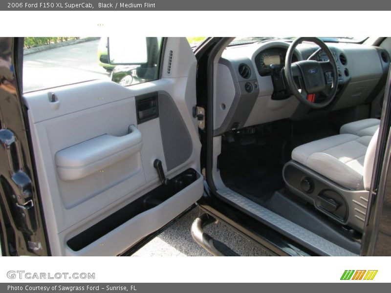 Black / Medium Flint 2006 Ford F150 XL SuperCab