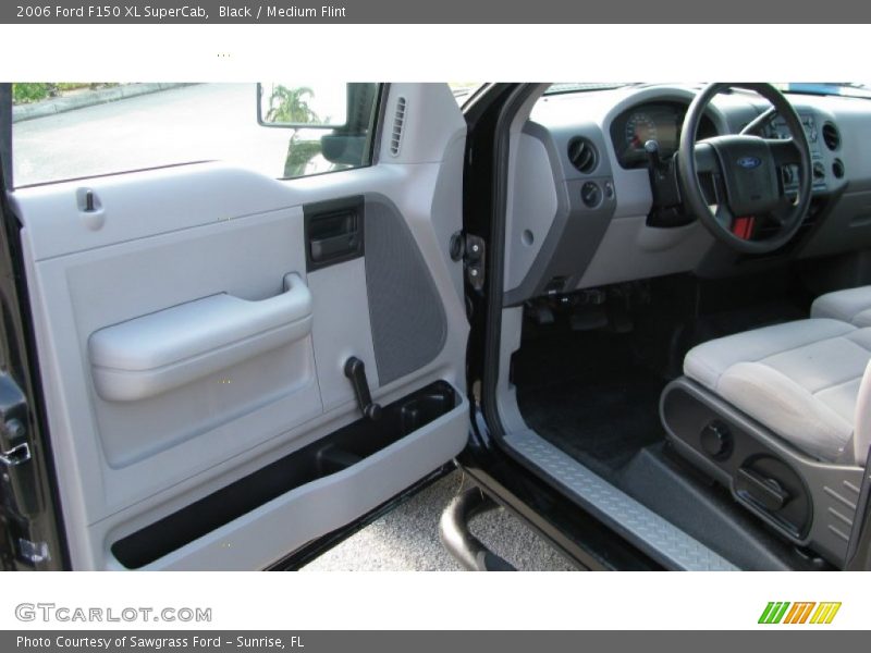 Black / Medium Flint 2006 Ford F150 XL SuperCab