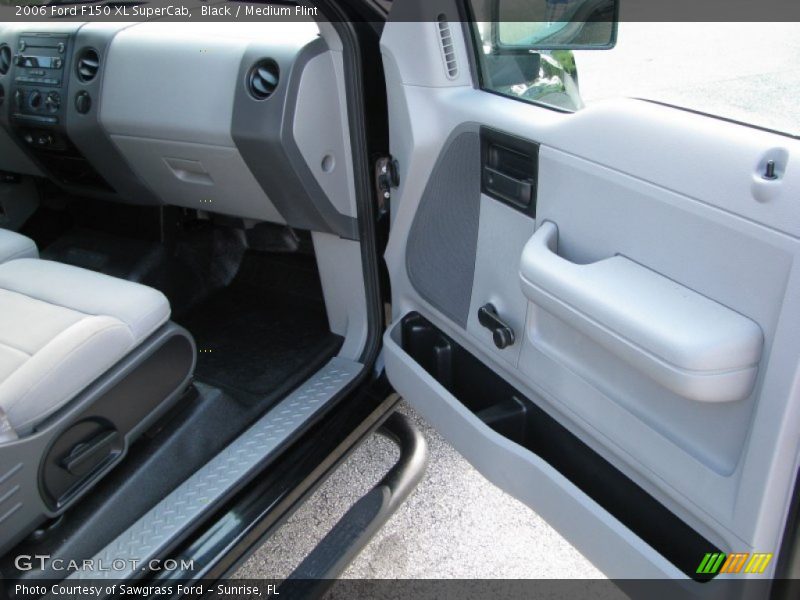 Black / Medium Flint 2006 Ford F150 XL SuperCab