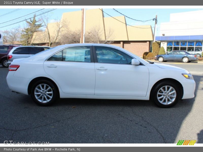 Super White / Bisque 2011 Toyota Camry XLE