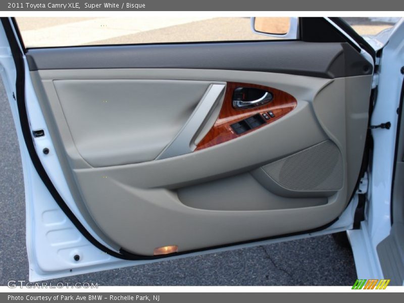 Super White / Bisque 2011 Toyota Camry XLE