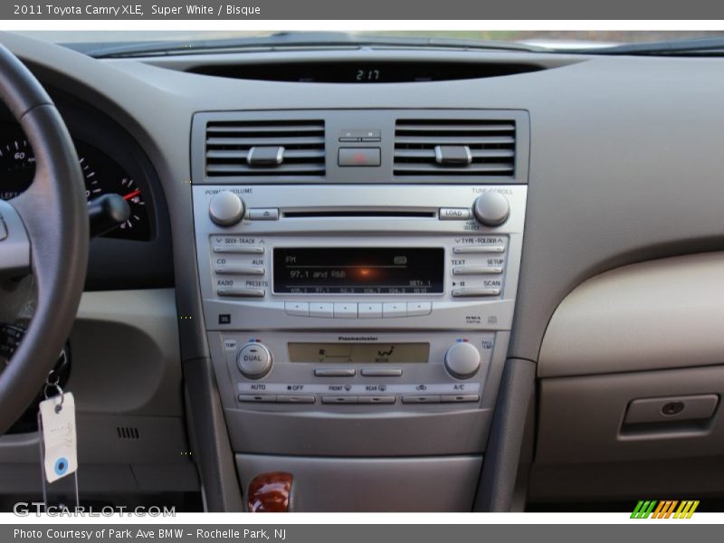 Super White / Bisque 2011 Toyota Camry XLE