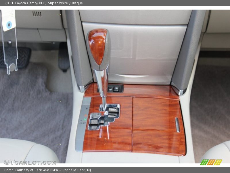 Super White / Bisque 2011 Toyota Camry XLE